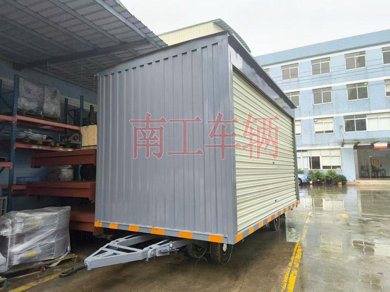 10吨箱式拼搏在线(中国)唯一官方网站两侧带卷帘门 牵引雨篷拖车