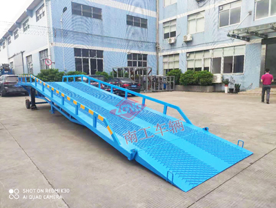 1673083421135719.jpg 10吨移动式登车桥1I.jpg