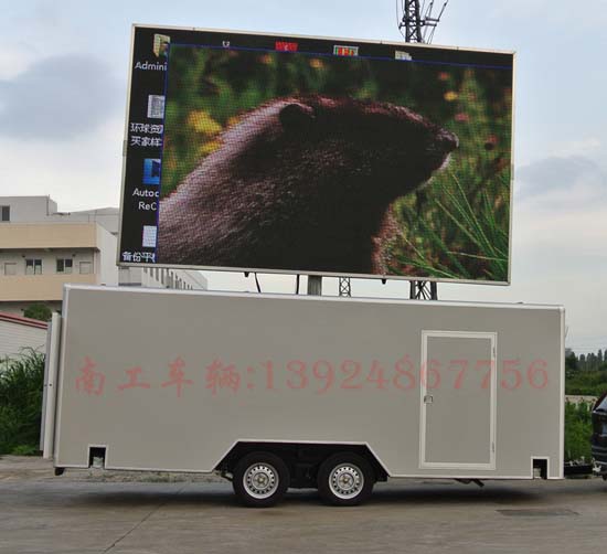 1677304545778357.jpg 箱式LED广告拖车4.jpg