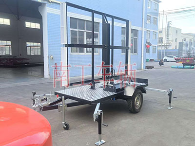 0.6吨简易款LED广告拖车 带四音响5I.jpg